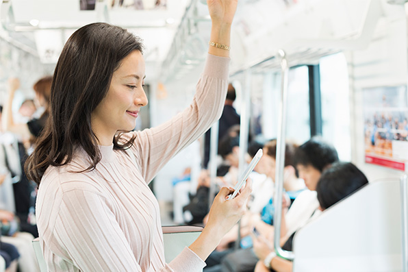 写真:電車内での活用シーン